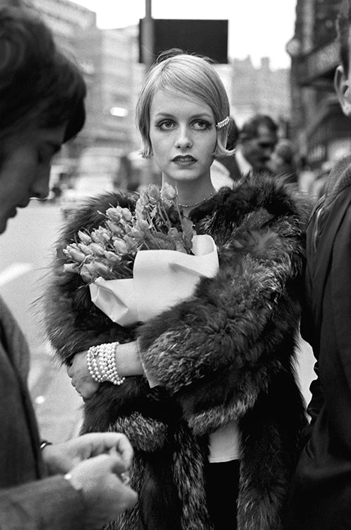 Twiggy holding a bouquet, 1966