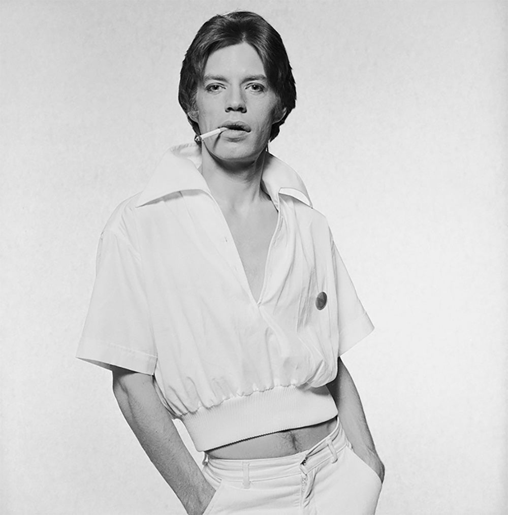 Rolling Stones singer Mick Jagger in a white short-sleeved jacket, circa 1975
