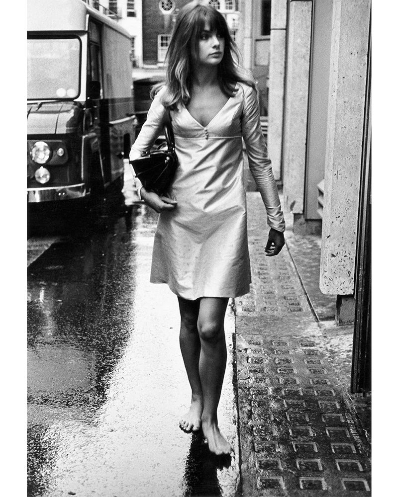 Jean Shrimpton walking barefoot, 1965